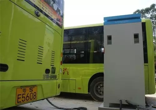 云顶集团3118充电桩为纯电动公交车充电
