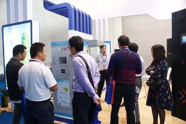 客户对云顶集团3118电动汽车充电桩兴致盎然