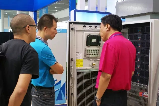 云顶集团3118销售人员向客户介绍产品细节