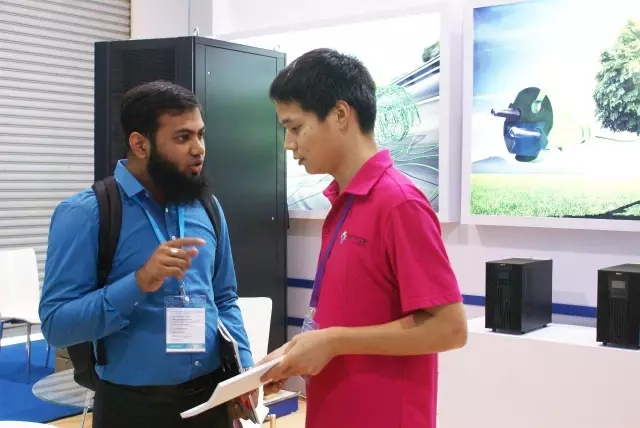 国外客户在云顶集团3118展厅洽谈