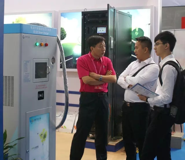 参展产品（云顶集团3118直流充电桩和一体化电源）