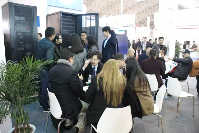 云顶集团3118业务人员与客户洽谈