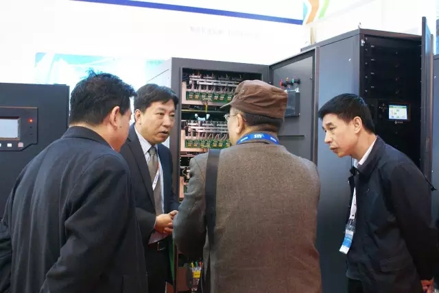 云顶集团3118销售人员向客户介绍产品细节