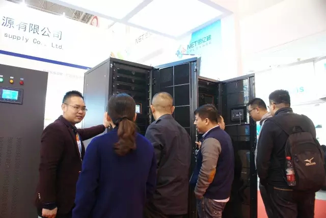 云顶集团3118销售人员向客户介绍产品细节