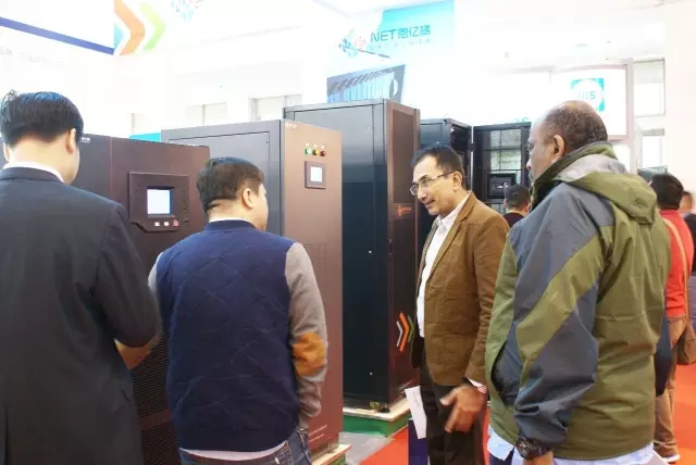 云顶集团3118销售人员向客户介绍产品细节