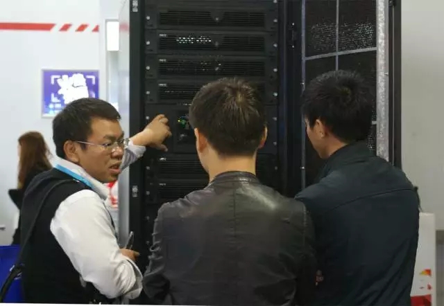 云顶集团3118客服人员接待客户